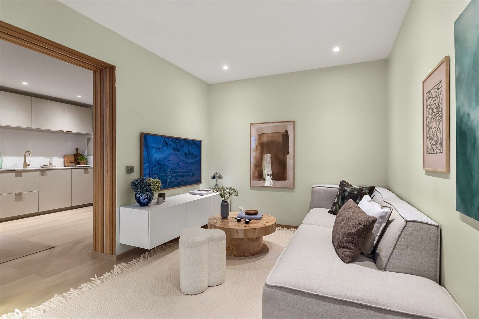 Leiligheten ble pusset opp i 2022 og bærer preg av en spennende planløsning og et lekkert materialvalg - her bor du høyt, frodig og fritt uten innsyn!