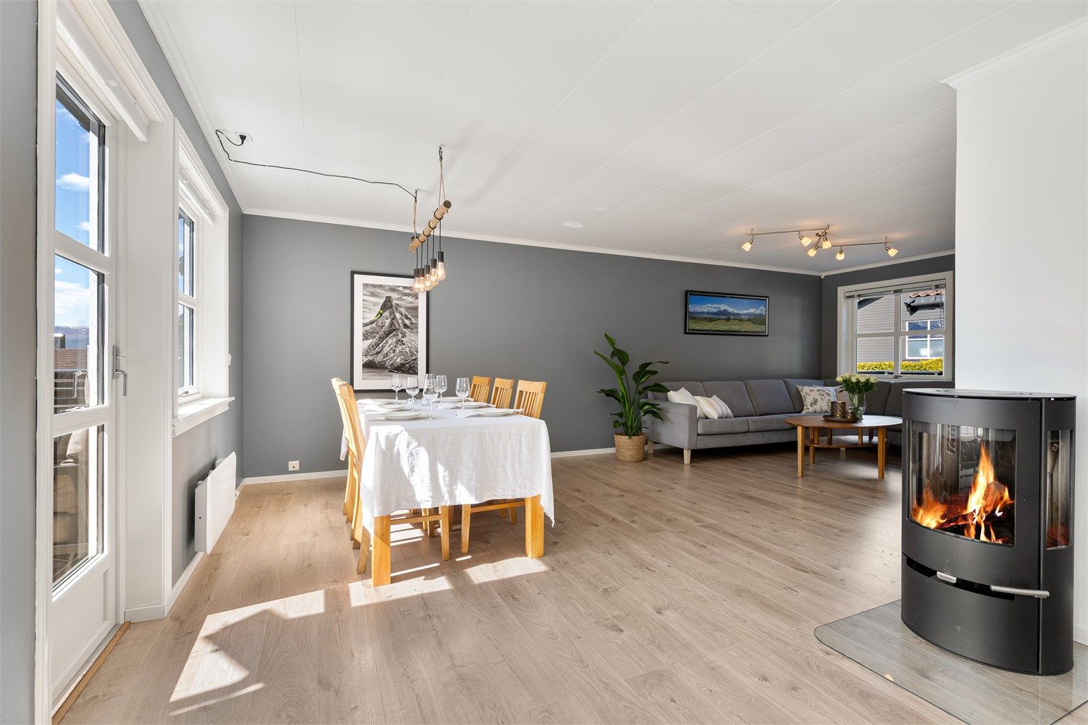 En peisovn i stuen gir ekstra varme og hygge på kalde dager.