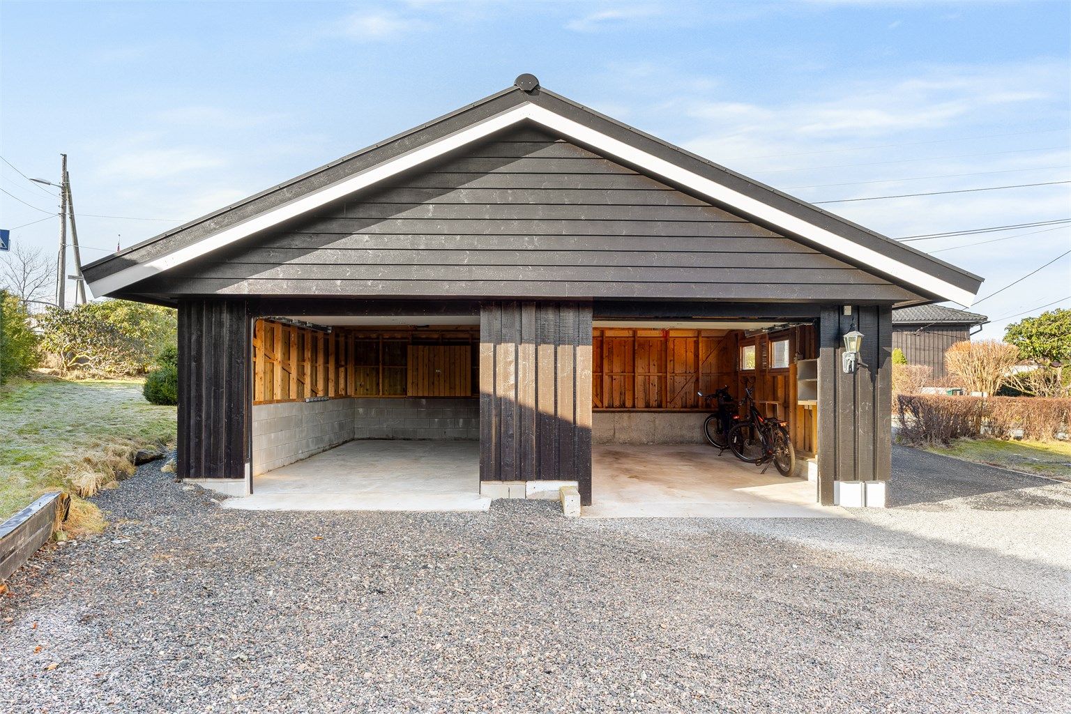 Del til høyre var opprinnelig oppført som en enkel garasje. I ettertid er venstre del ført opp og omgjort til en dobbelgarasje.