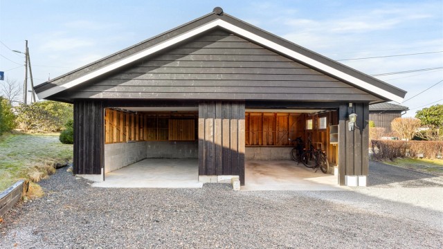 Del til høyre var opprinnelig oppført som en enkel garasje. I ettertid er venstre del ført opp og omgjort til en dobbelgarasje.