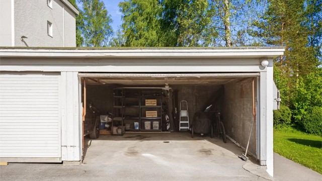 Med boligen medfølger dobbelgarasje med parkering til 2 biler. Det er gjesteparkeringsplasser for besøkende og egne ladeplasser for beboerne