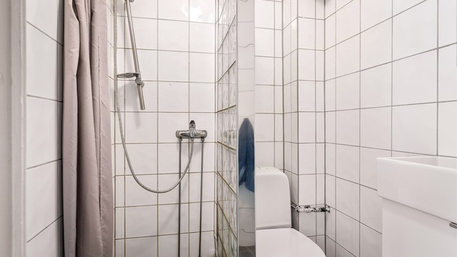 Badet har keramiske fliser på gulv og vegger.