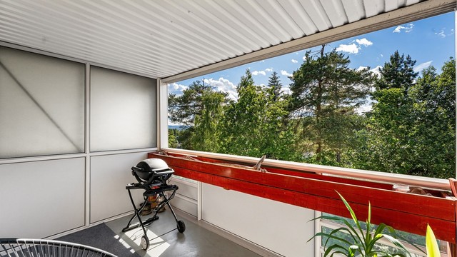 Fra stuen er det utgang til en herlig delvis innglasset balkong