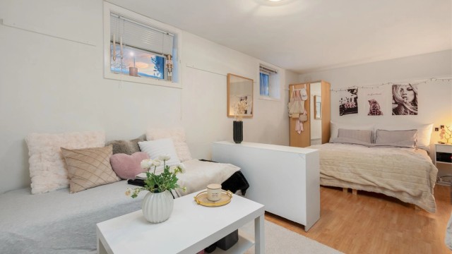 Det er tilrettelagt for utleie i underetasjen, men dette krever godkjent søknad fra Trondheim Kommune da rommene per tid ikke er godkjent for varig opphold. Kjøper overtar alt ansvar, eventuell kostnad og risiko forbundet med dette.