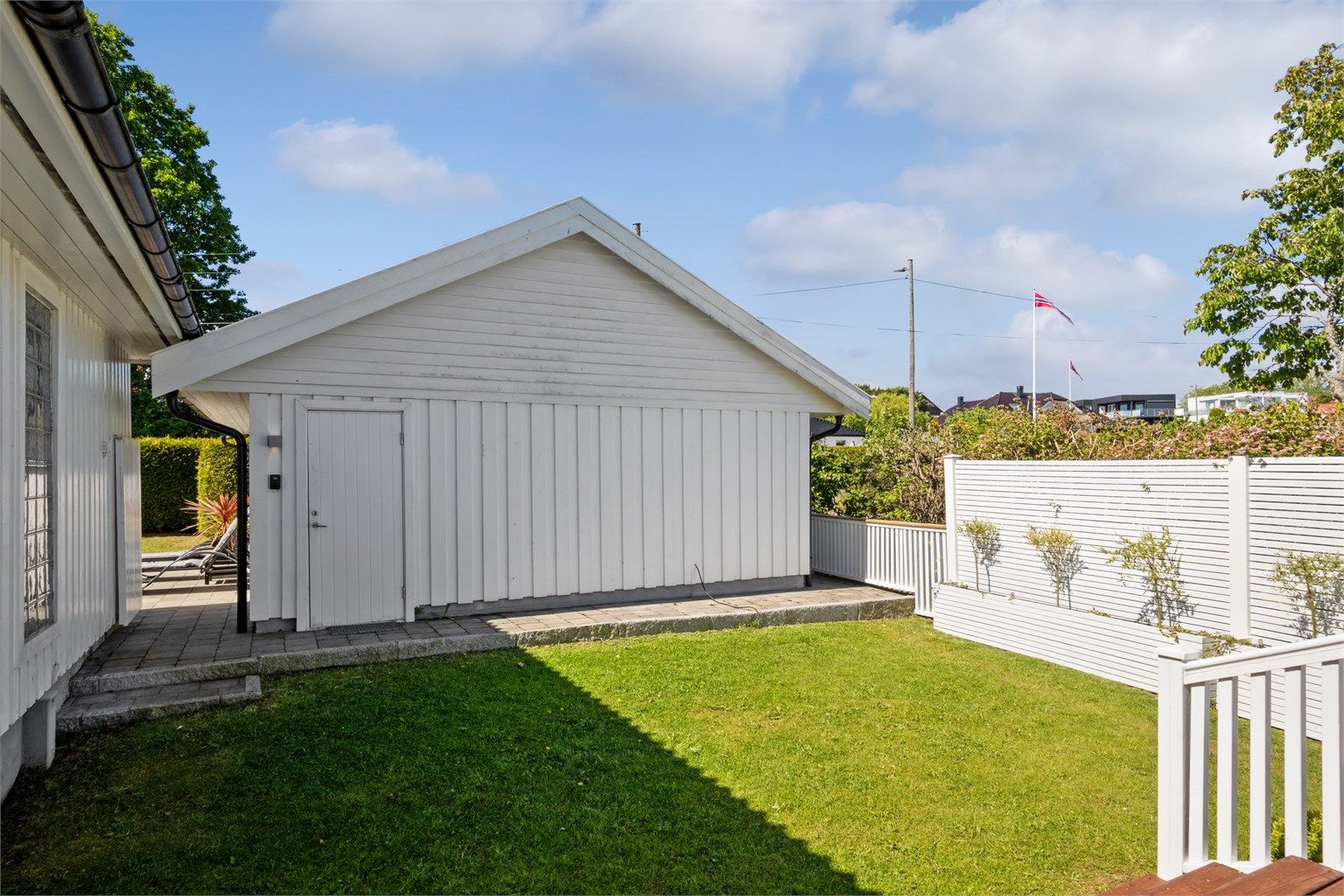 Pent opparbeidet gressplen bar garasjen.