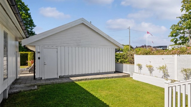 Pent opparbeidet gressplen bar garasjen.