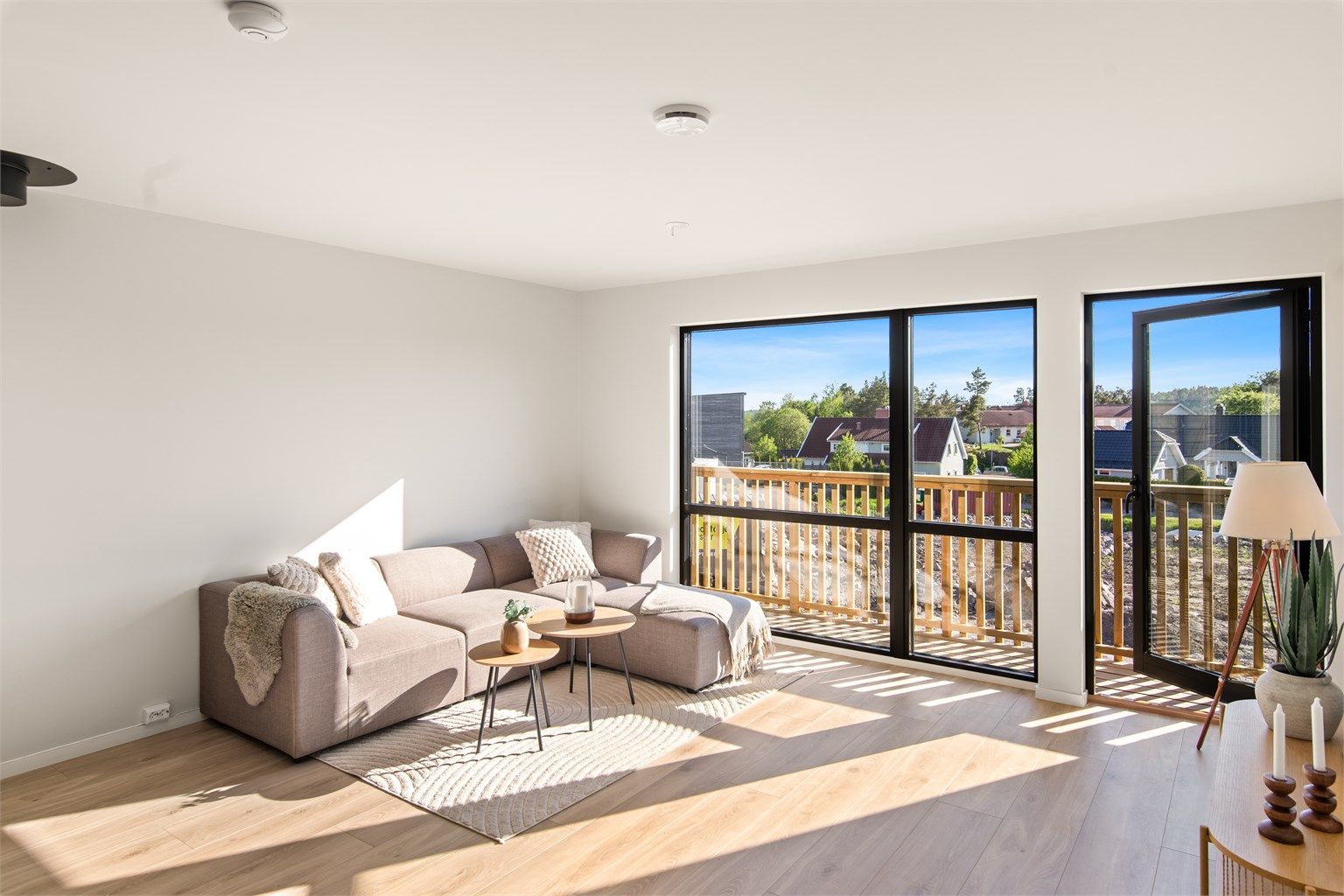 Stue med store vinduer og gode lysforhold