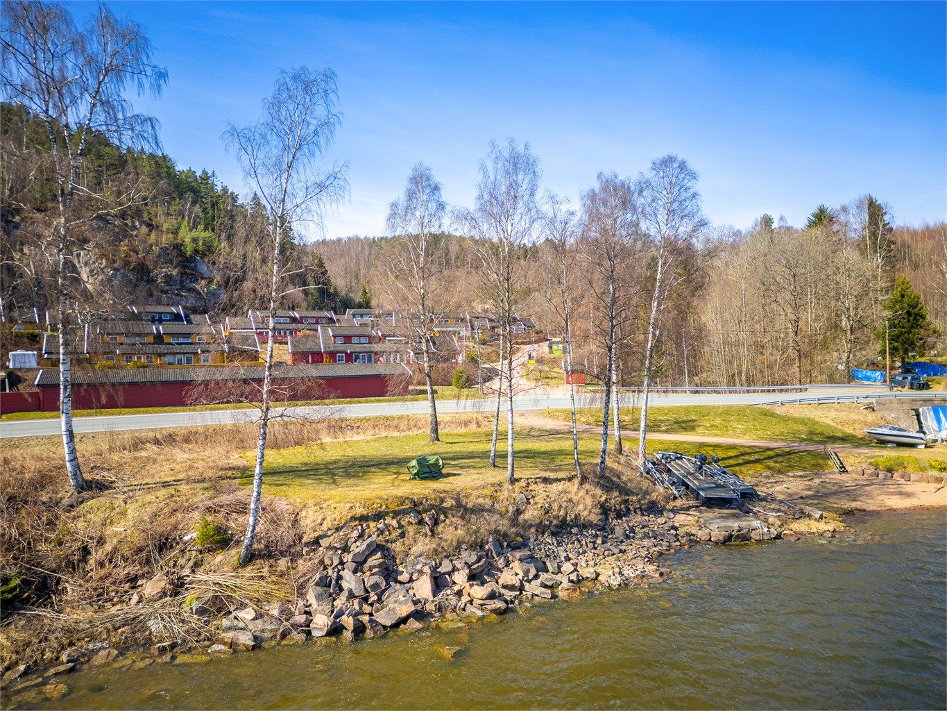 Ca. 7 min kjøring til Svelvik og ca. 20 min kjøring til Drammen.