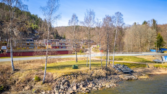 Ca. 7 min kjøring til Svelvik og ca. 20 min kjøring til Drammen.