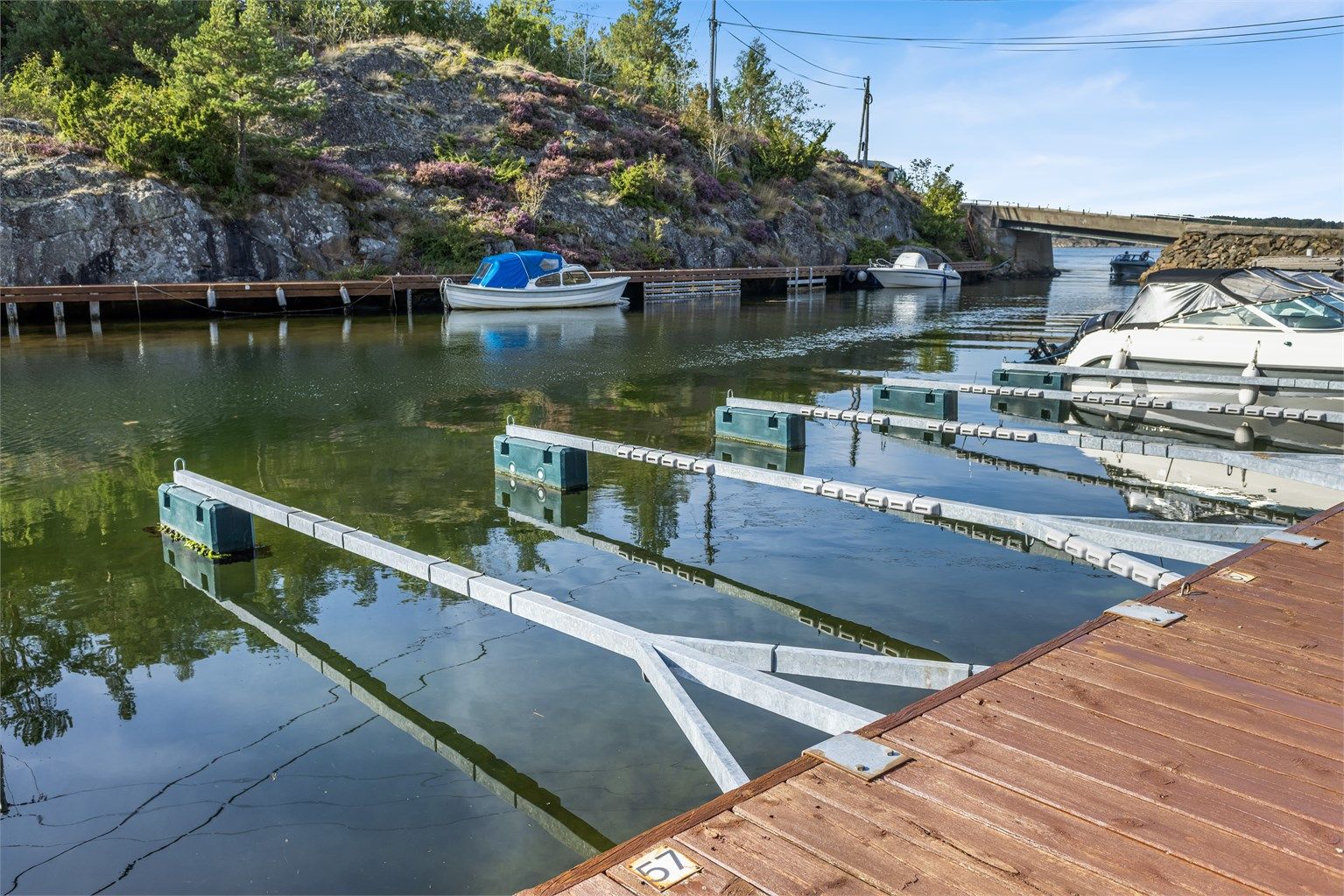 Kort avstand til tinglyst båtplass som følger med eiendommen. Herfra er veien også kort til vakre svaberg og en idyllisk skjærgård.