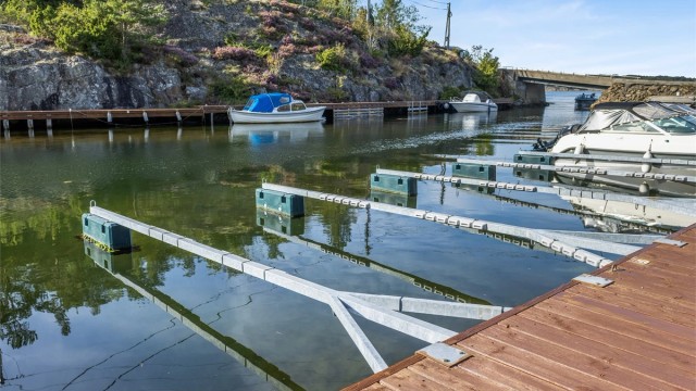 Kort avstand til tinglyst båtplass som følger med eiendommen. Herfra er veien også kort til vakre svaberg og en idyllisk skjærgård.
