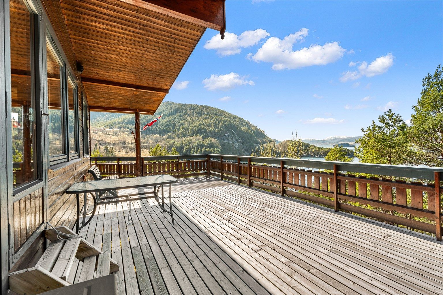 Stor terrasse med god plass til utemøbler og sosiale sammenkomster i naturskjønne omgivelser.