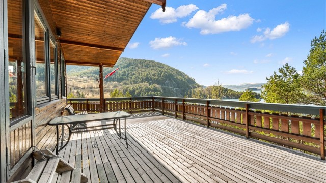 Stor terrasse med god plass til utemøbler og sosiale sammenkomster i naturskjønne omgivelser.