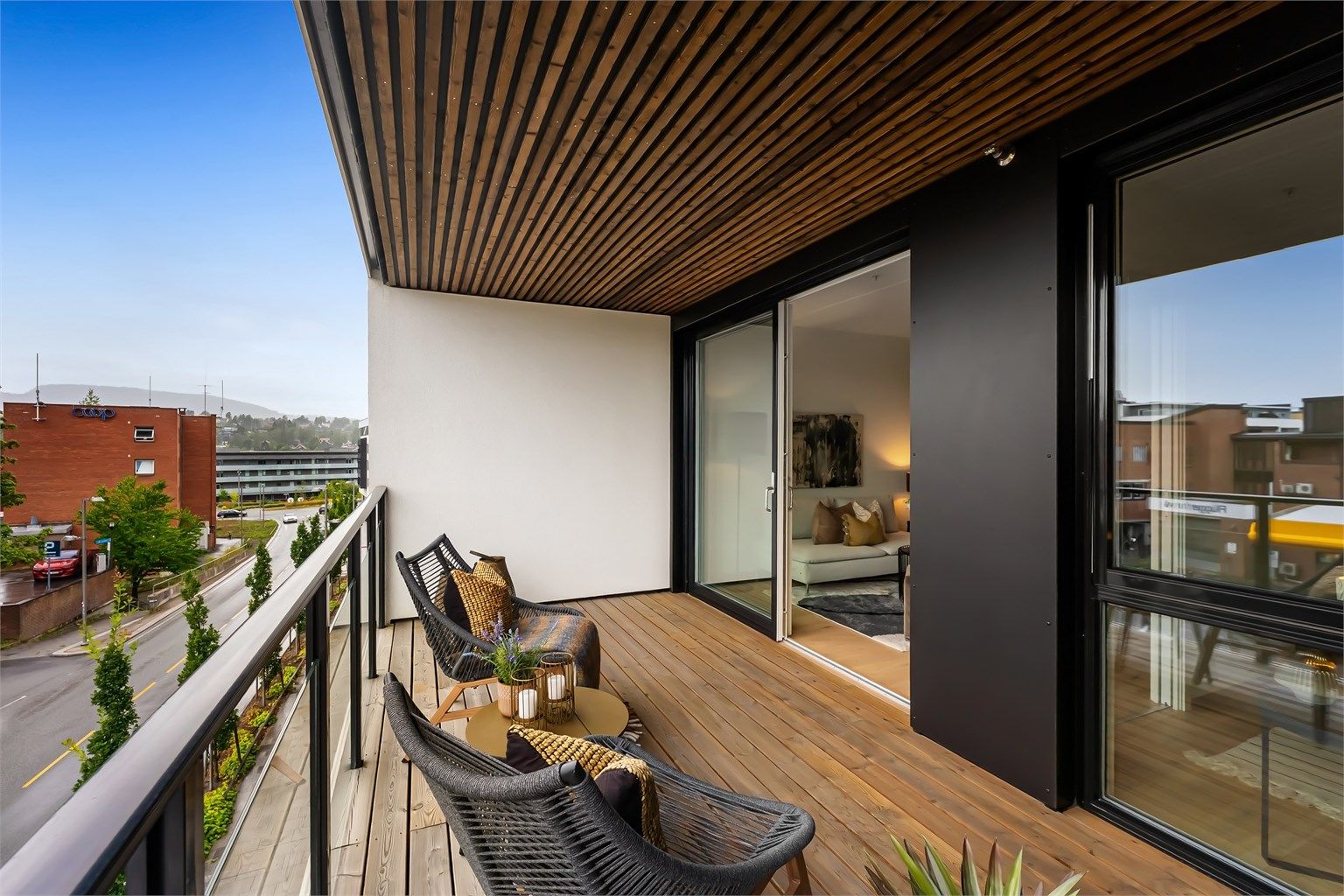 Fra stuen er det utgang til en herlig og solrik balkong på ca. 12 kvm