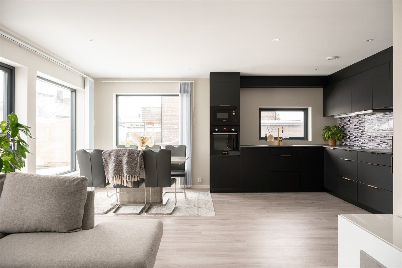 Boligen har stue i begge etasjer. I første er stuen og kjøkkenet sømløst knyttet sammen i en over 30 kvm. stor sosial sone.