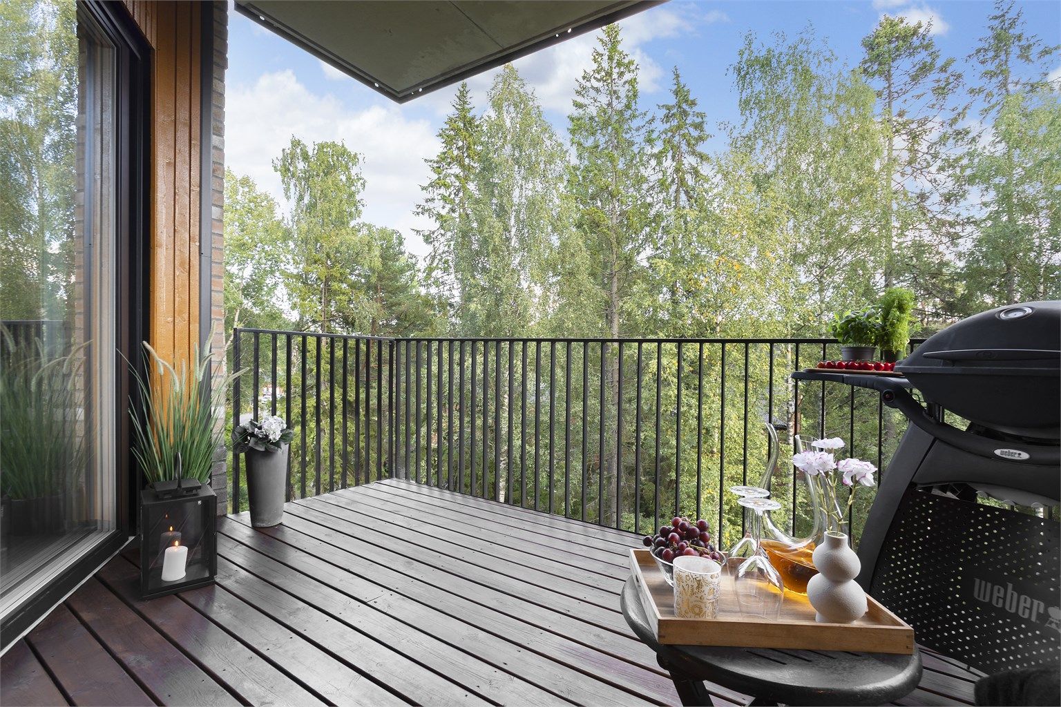 Balkongen er overbygget og vender mot sydøst, uten innsyn fra gjenboere.