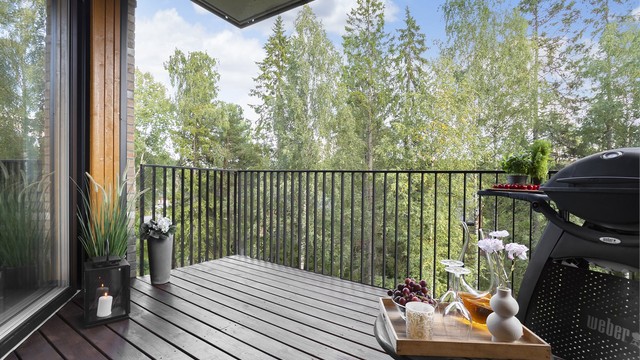 Balkongen er overbygget og vender mot sydøst, uten innsyn fra gjenboere.