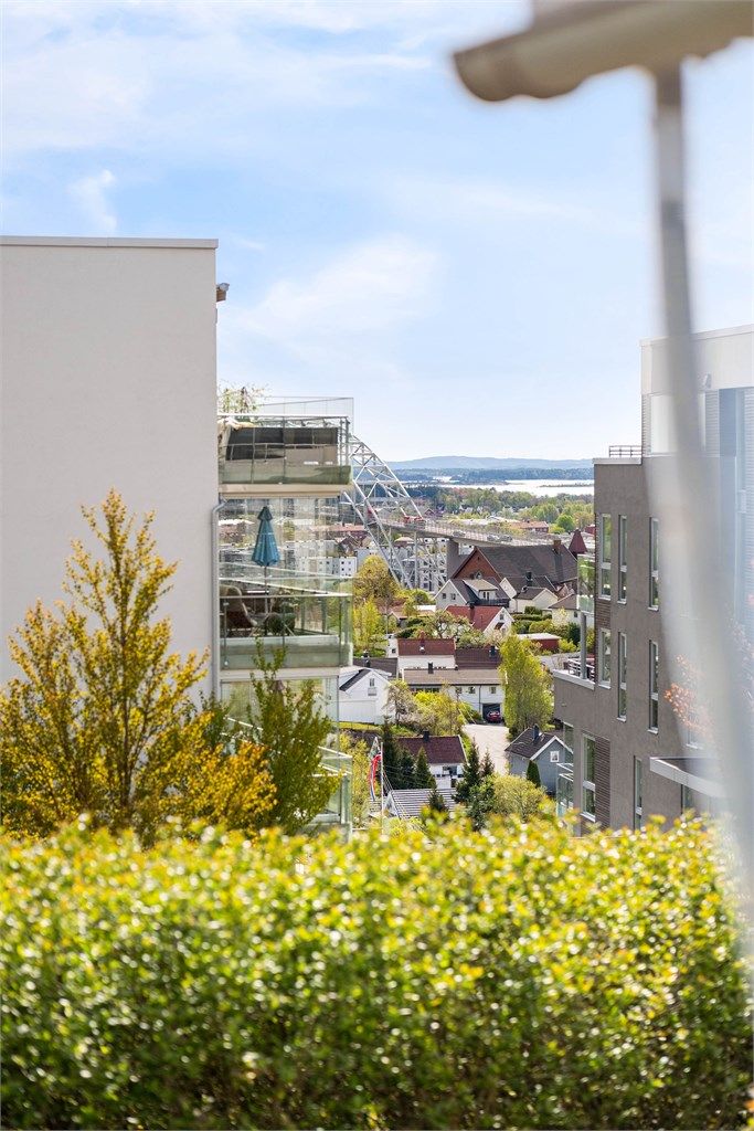 På balkongen skimtes til og med sjøen.