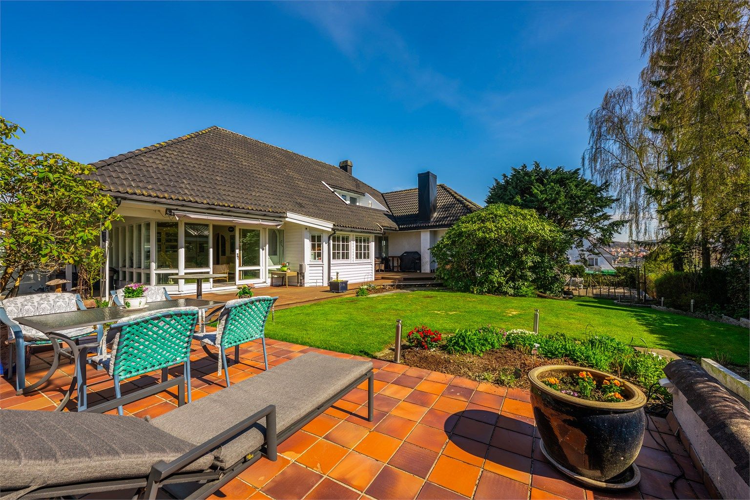 Hage og terrasse er skjermet. 