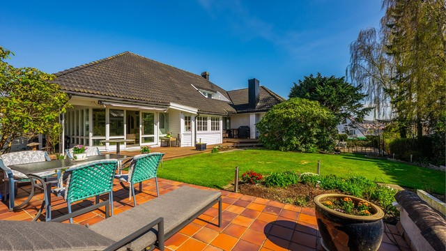 Hage og terrasse er skjermet.