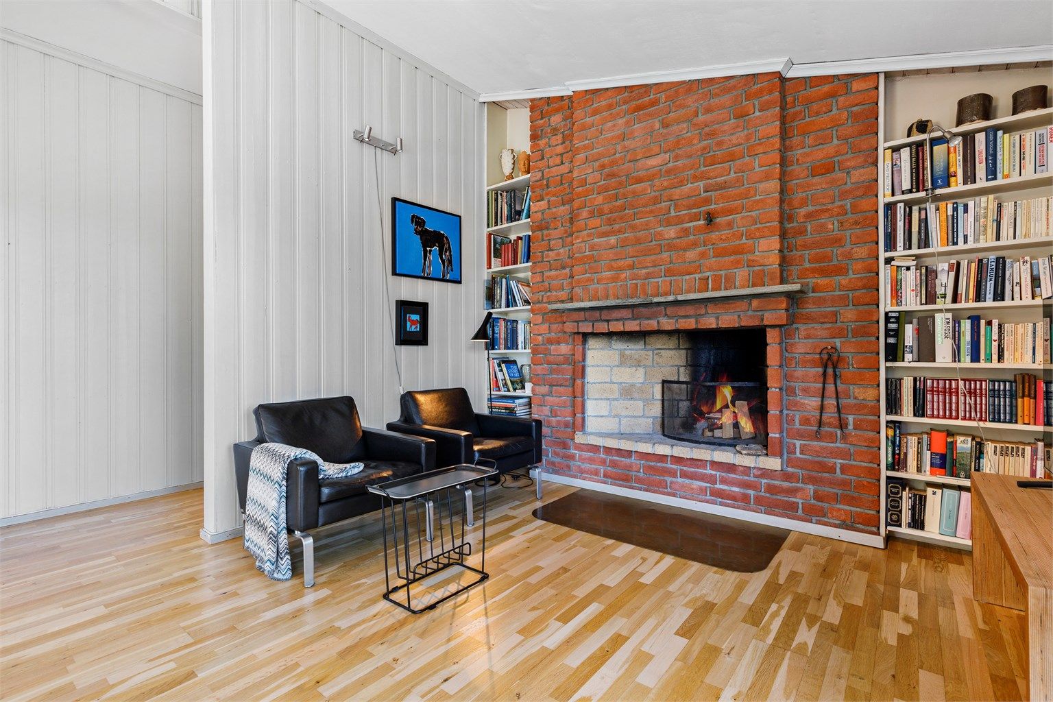 I stuen er det en åpen peis for ekstra varme og hygge ved kjølige dager.