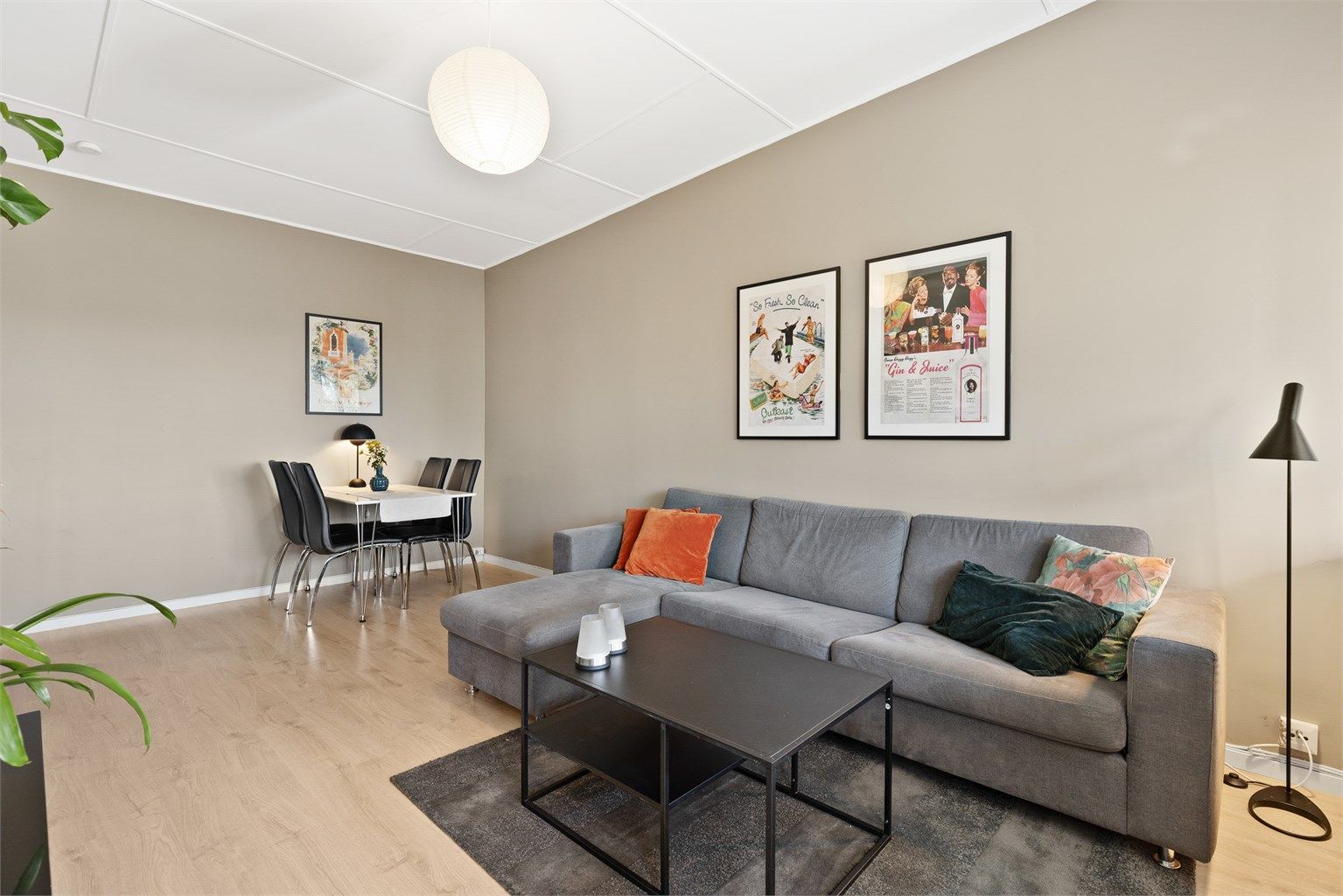 Stuen er luftig og av god størrelse med plass til å møblere inn i ulike soner. 