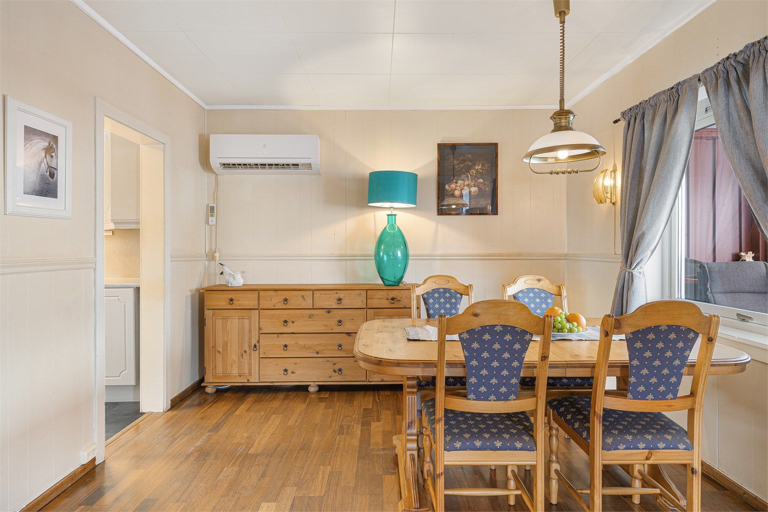 I spisestuen er det installert en varmepumpe fra 2020 for effektiv oppvarming.