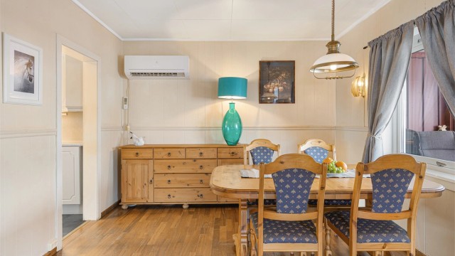 I spisestuen er det installert en varmepumpe fra 2020 for effektiv oppvarming.