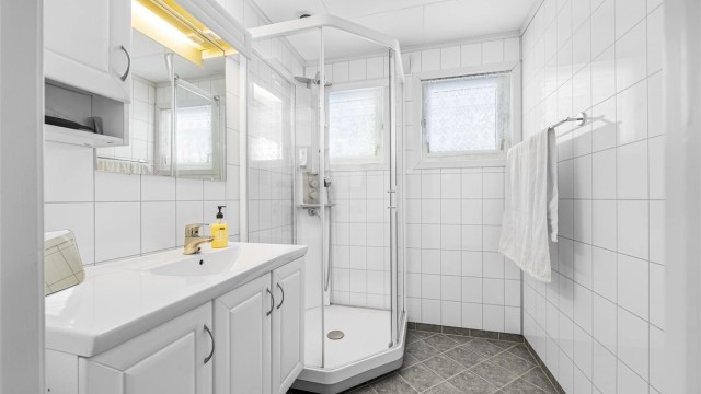 Badet i første etasje ble oppgradert i 2016 og har flislagt gulv med gulvvarme.