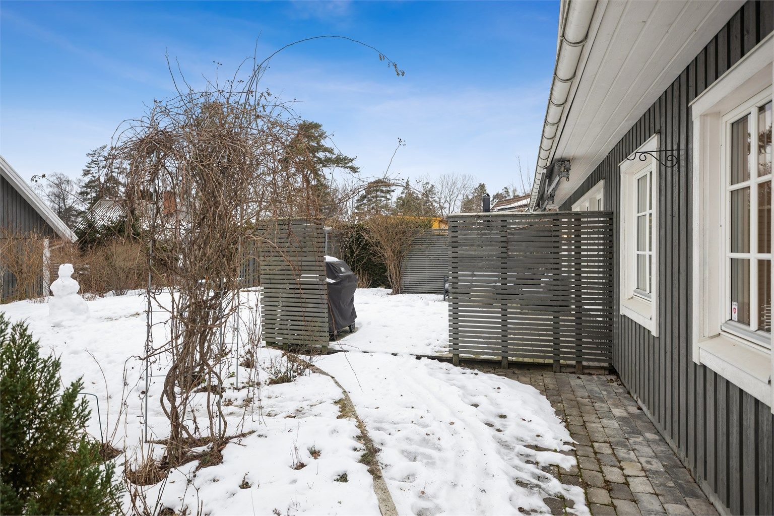 På den romslige terrassen er det flere møbleringsmuligheter. Med fine lys- og solforhold kan man virkelig nyte solfylte dager og svale kvelder.