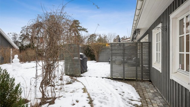 På den romslige terrassen er det flere møbleringsmuligheter. Med fine lys- og solforhold kan man virkelig nyte solfylte dager og svale kvelder.