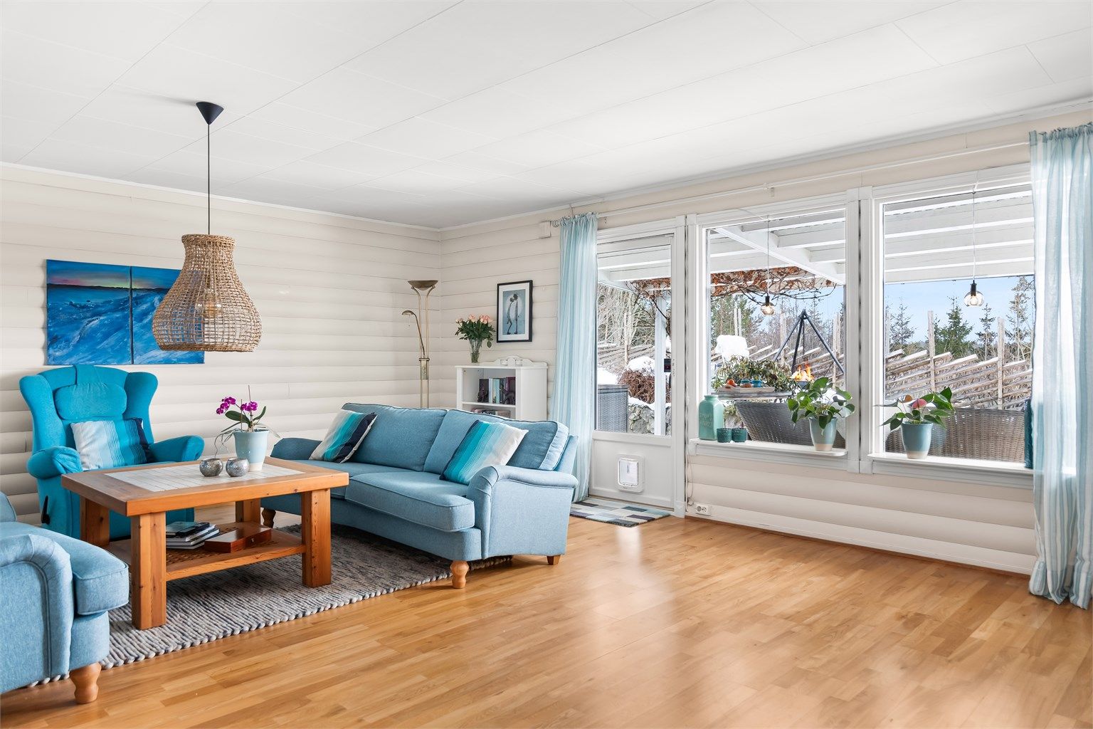 Lys og luftig stue med store vindusflater. Fra stuen er det utgang til en fin terrasse. Fotograf: Ann-Helén Nannestad/ Isnitt.