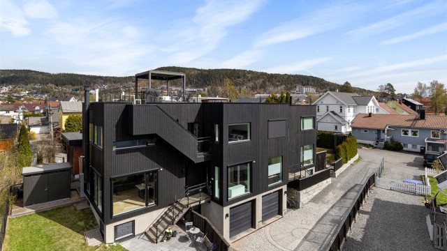 Velkommen til Engebråtveien 8B, en moderne vertikaldelt tomannsbolig fra 2017. Foto: Petter Tanum/TanumFoto