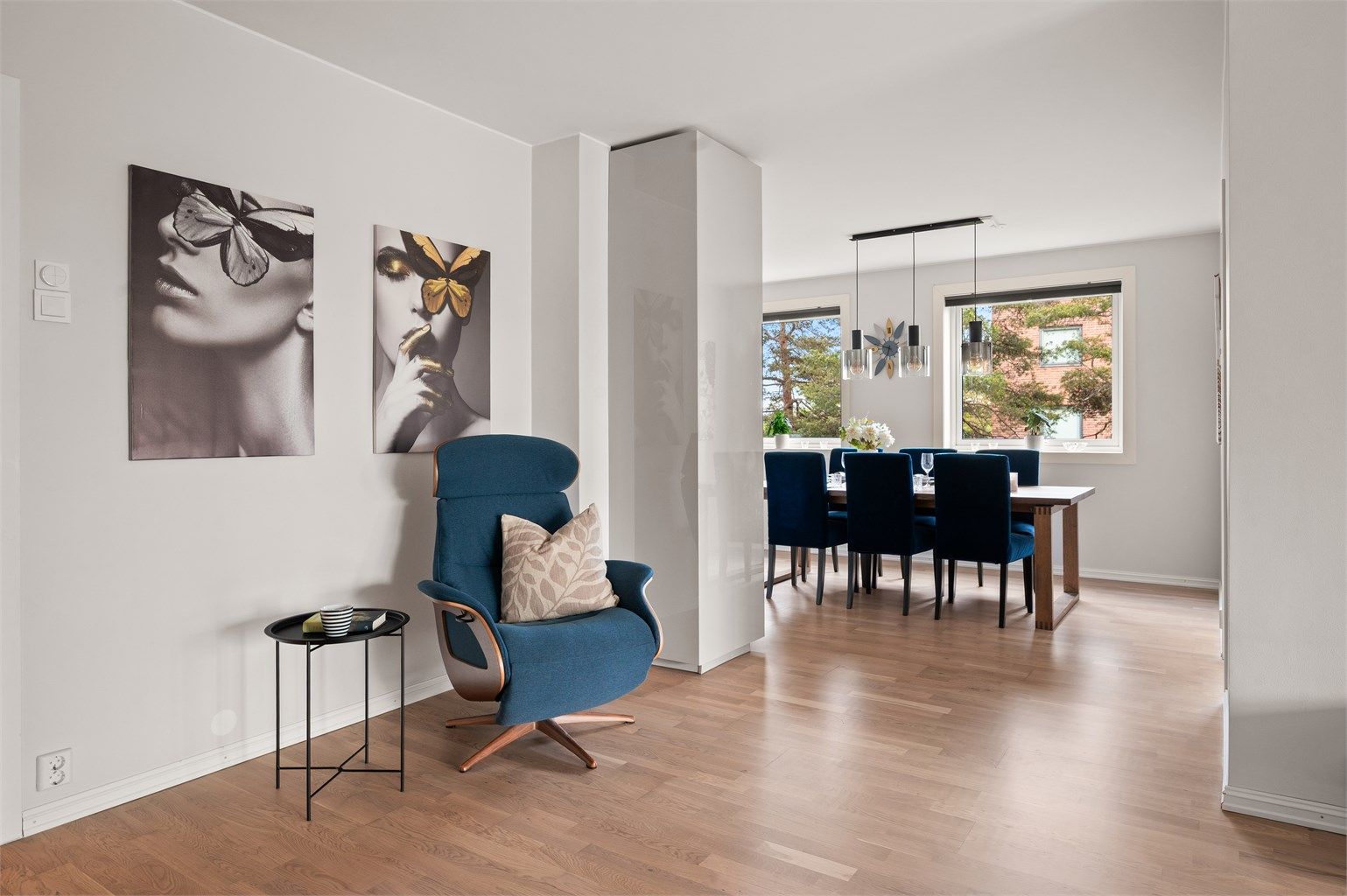 Stuen, spisestuen og kjøkkenet utgjør til sammen en nesten 40 kvm. stor og sammenhengende sosial sone.