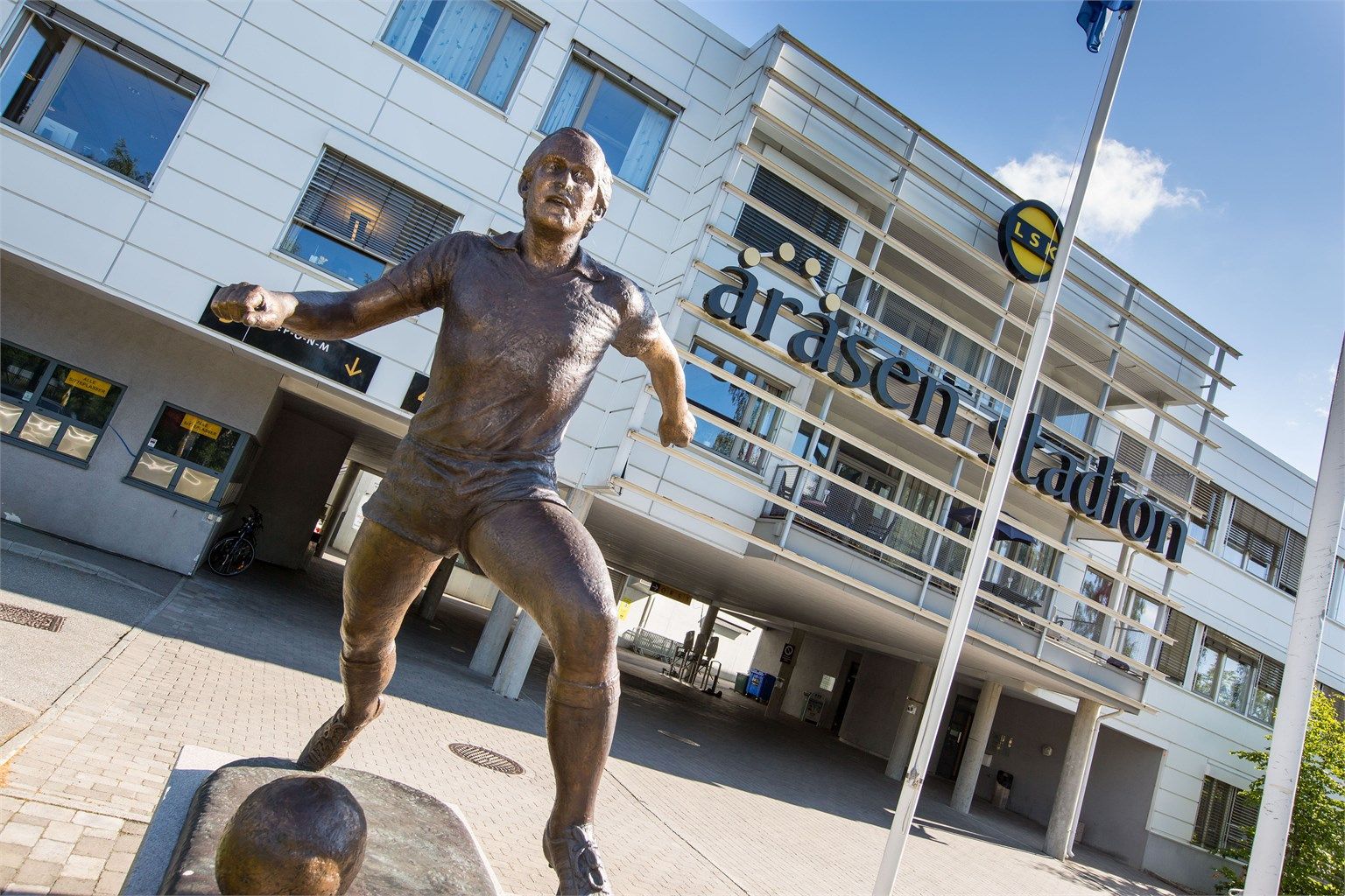 For den sportsinteresserte ligger Åråsen stadion og andre idrettsanlegg i umiddelbar nærhet.