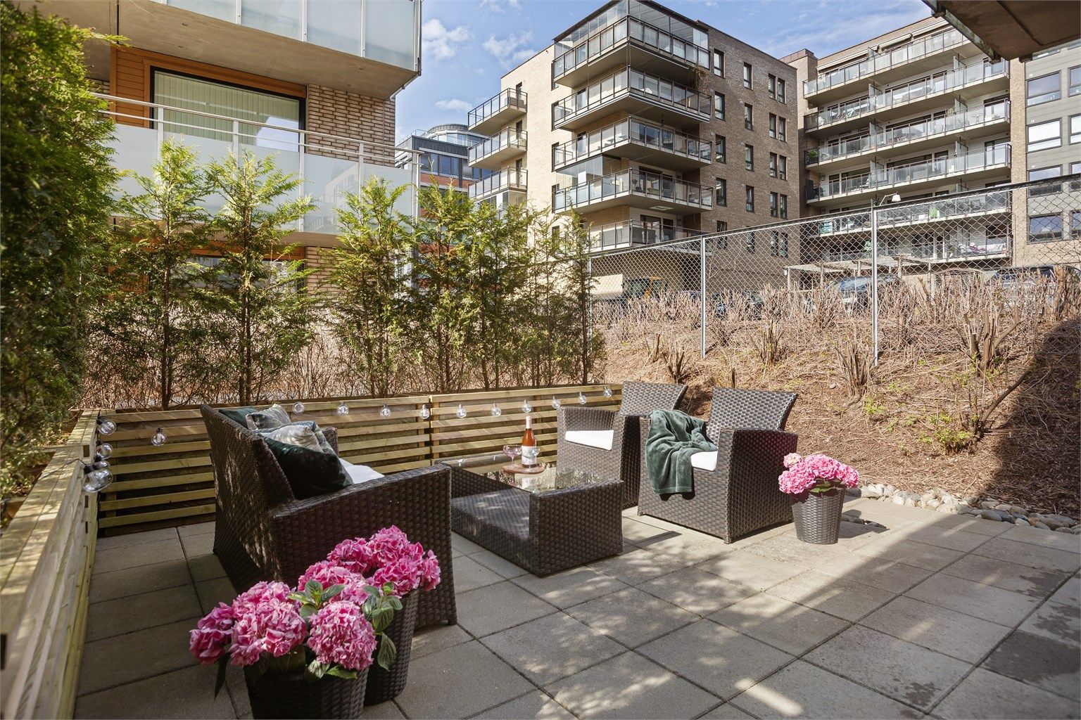 Uteplass på 28 kvm med god plass til sittegruppe, plantekasser og gassgrill - Foto: Eiendomsfoto 