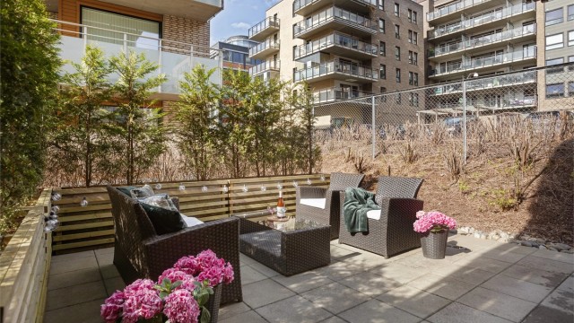 Uteplass på 28 kvm med god plass til sittegruppe, plantekasser og gassgrill - Foto: Eiendomsfoto