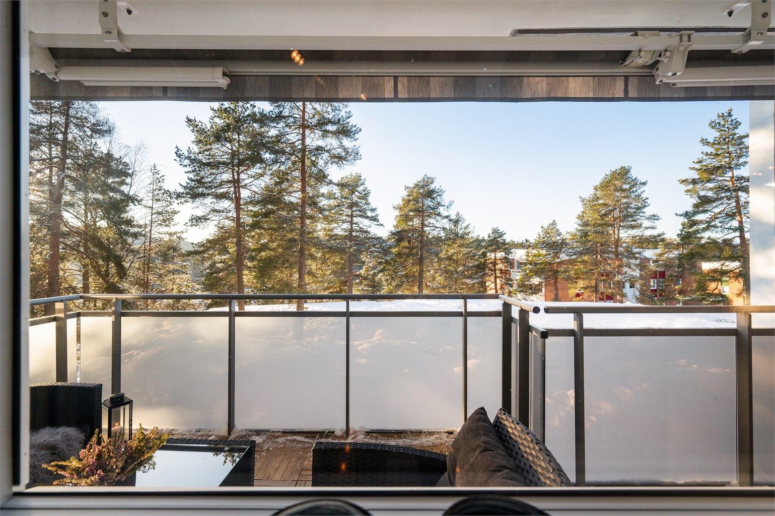 Både balkongdør og vinduer ble skiftet i 2024 og har 3-lags glass.