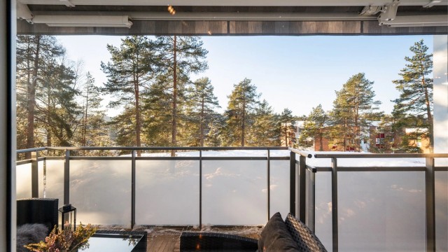 Både balkongdør og vinduer ble skiftet i 2024 og har 3-lags glass.