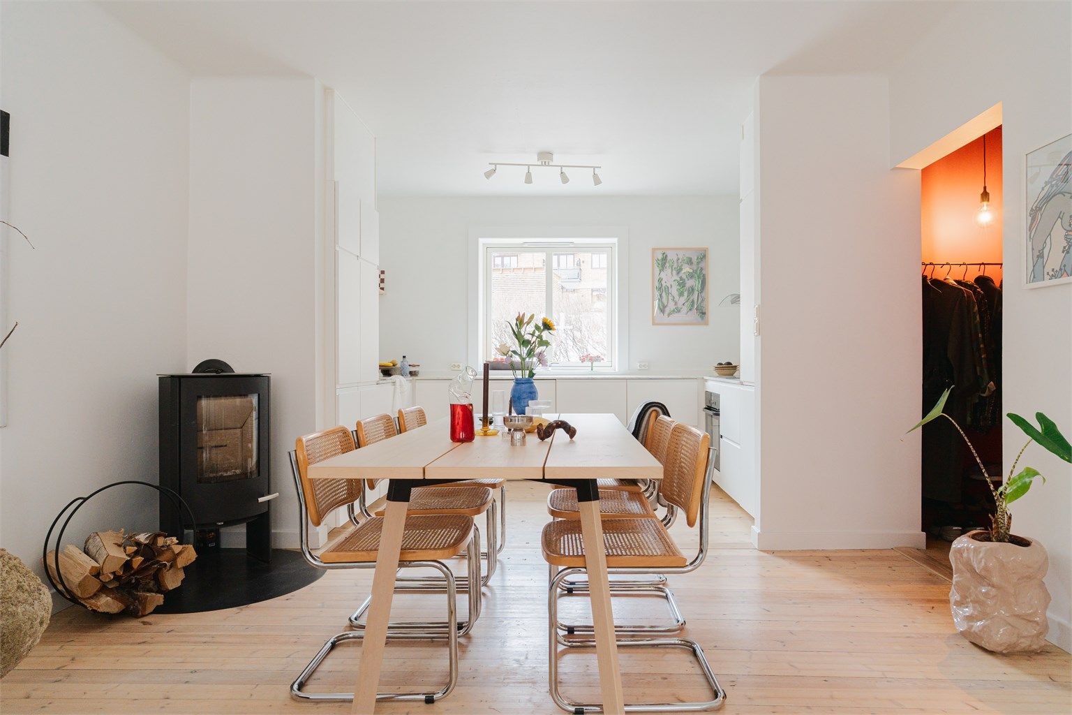 En klassisk og sjarmerende 2-roms leilighet med peis og originalt tregulv på idylliske Kampen. Foto: Kevin Fauske v/Fotostallen. 