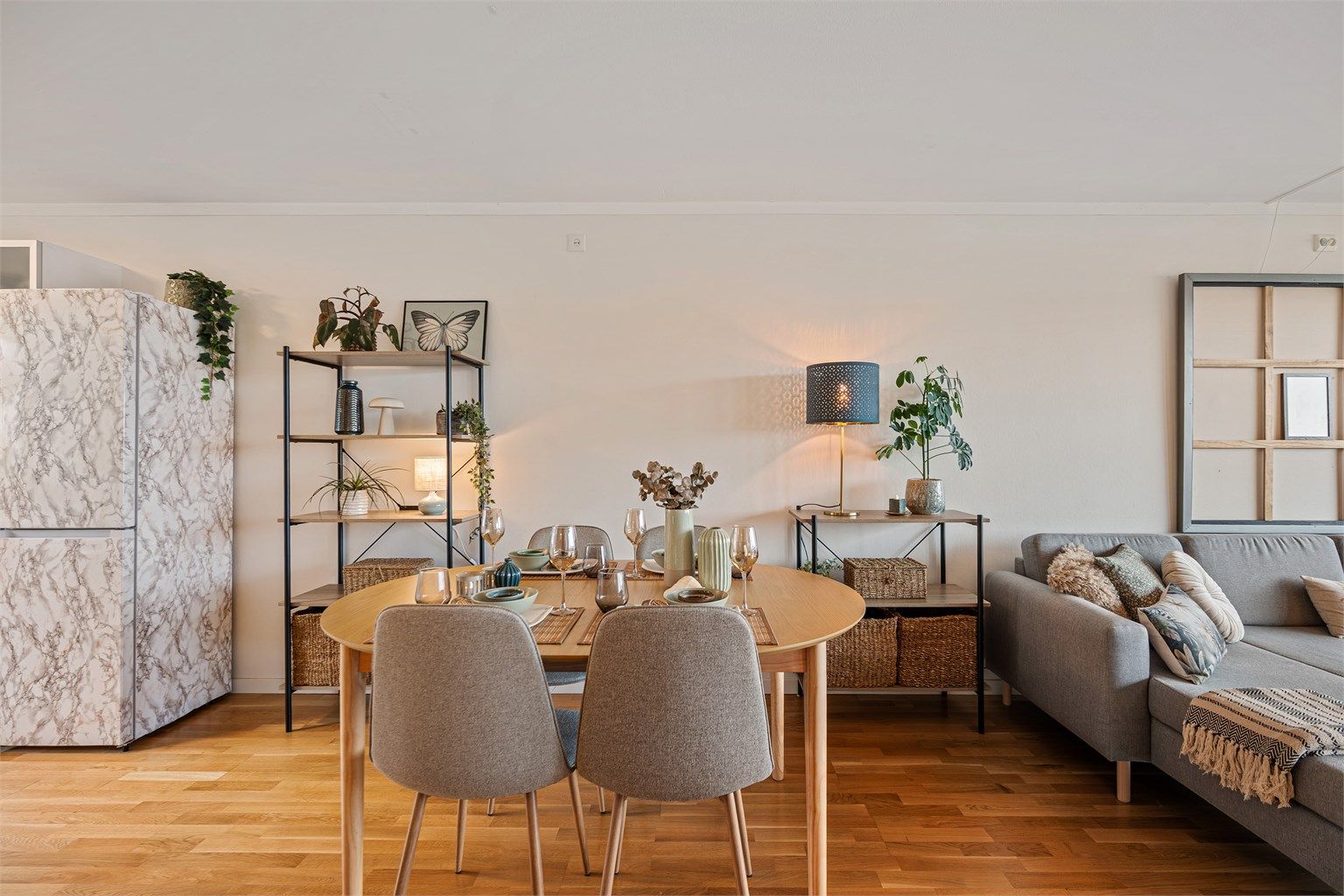 God plass til stort spisebord i stue. Selger har hatt klaff i bordet når det har vært ekstra mange gjester .