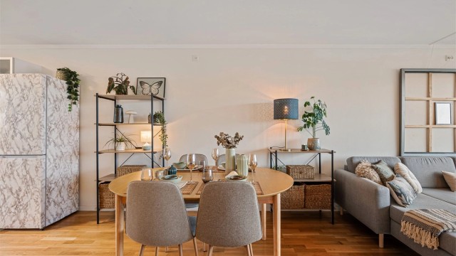 God plass til stort spisebord i stue. Selger har hatt klaff i bordet når det har vært ekstra mange gjester .