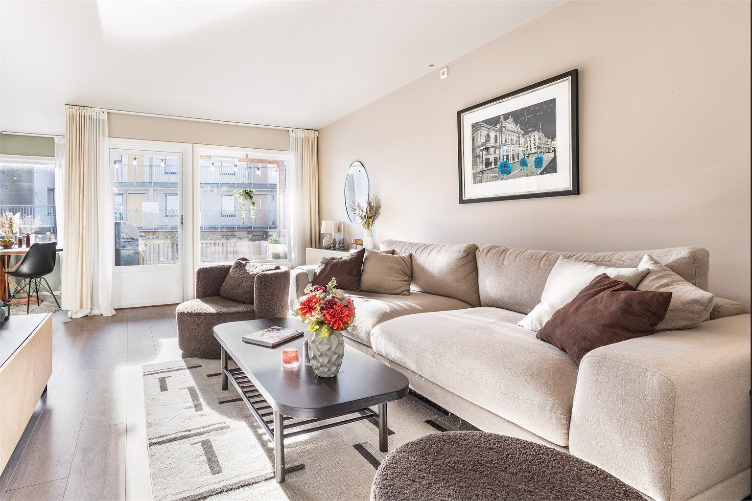 Caspar Erlandsens vei 23 presenteres av Krogsveen. 
Fotograf; Børge Oppegård.