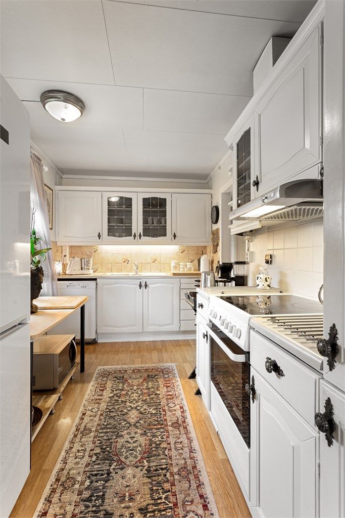 Flislagt felt på vegg over laminerte benkeplater.