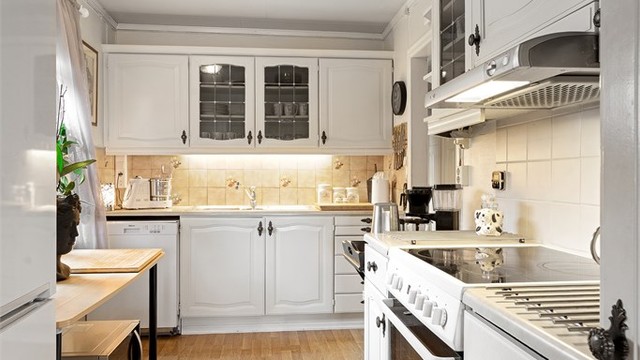 Flislagt felt på vegg over laminerte benkeplater.