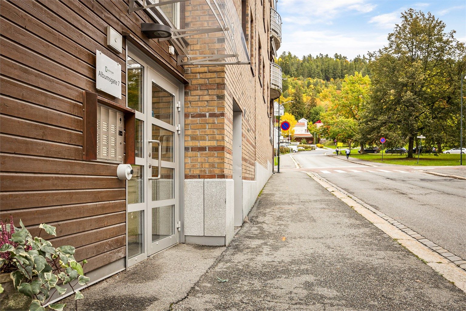 Her bor du sentralt i Drammen med få minutters gange til butikker på Torget Vest og Bragernes Torg med flere sentrumsfasiliteter.