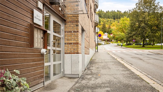 Her bor du sentralt i Drammen med få minutters gange til butikker på Torget Vest og Bragernes Torg med flere sentrumsfasiliteter.
