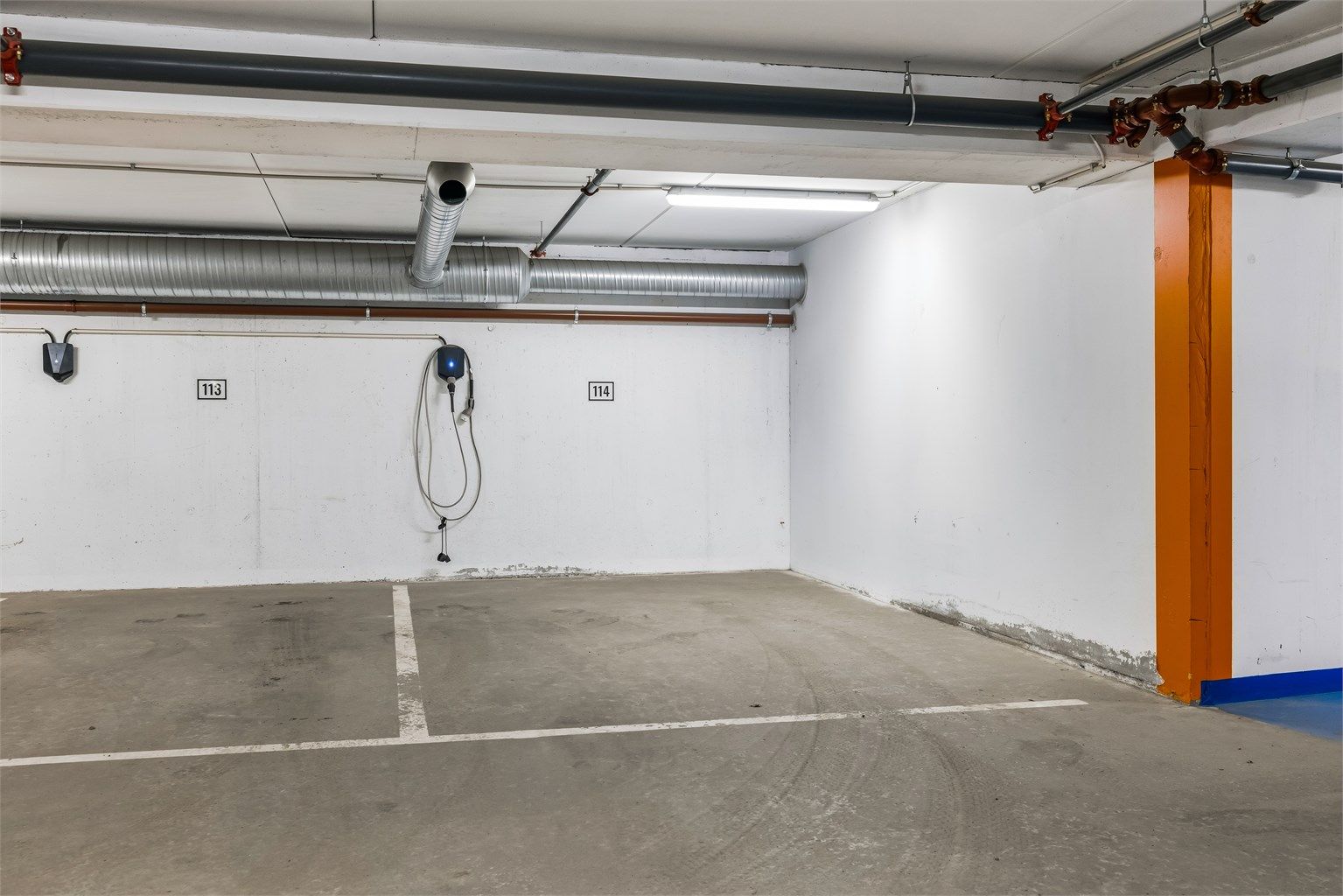 Det medfølger to parkeringsplasser i garasjeanlegg, hvorav den ene har elbillader.