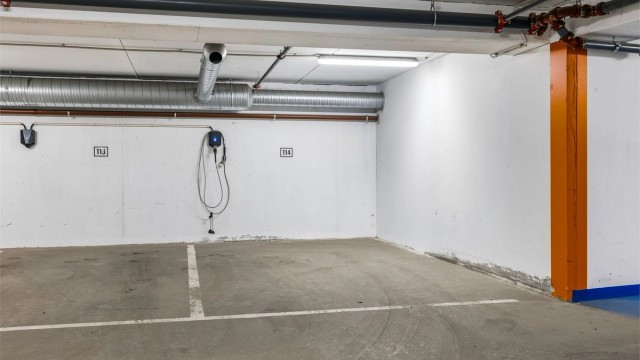Det medfølger to parkeringsplasser i garasjeanlegg, hvorav den ene har elbillader.
