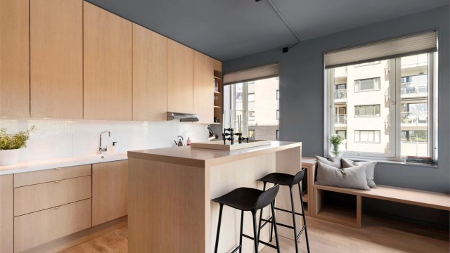 Moderne kjøkken med fronter laget av møbelsnekker. Kjøkkenfrontene er like som alle skapfronter i leiligheten, noe som skaper et helhetlig inntrykk. Foto: Hanne Bruland/FotoHanne
